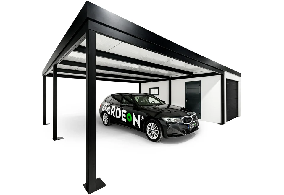 Levý přístřešek montované garáže 3 x 6 m s bílou omítkou a atikou v černé barvě, okno, zateplené dveře a sekční garážová vrata.