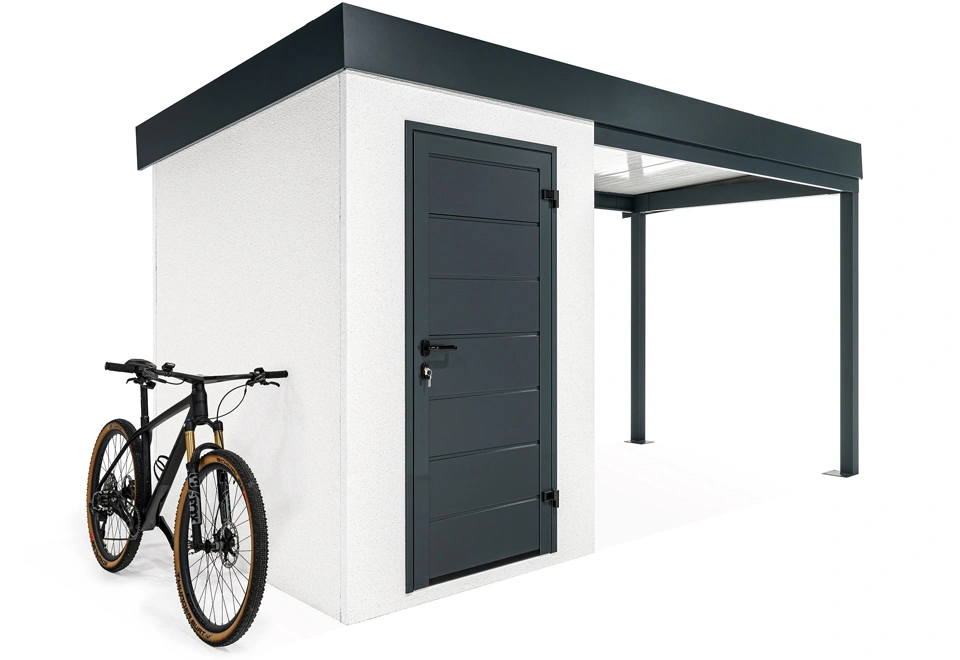 Detail rohu montovaného zahradního mini domku 1,5 x 2 m s levým přístřeškem, zateplenou střechou, bílou omítkou a antracitovými doplňky.