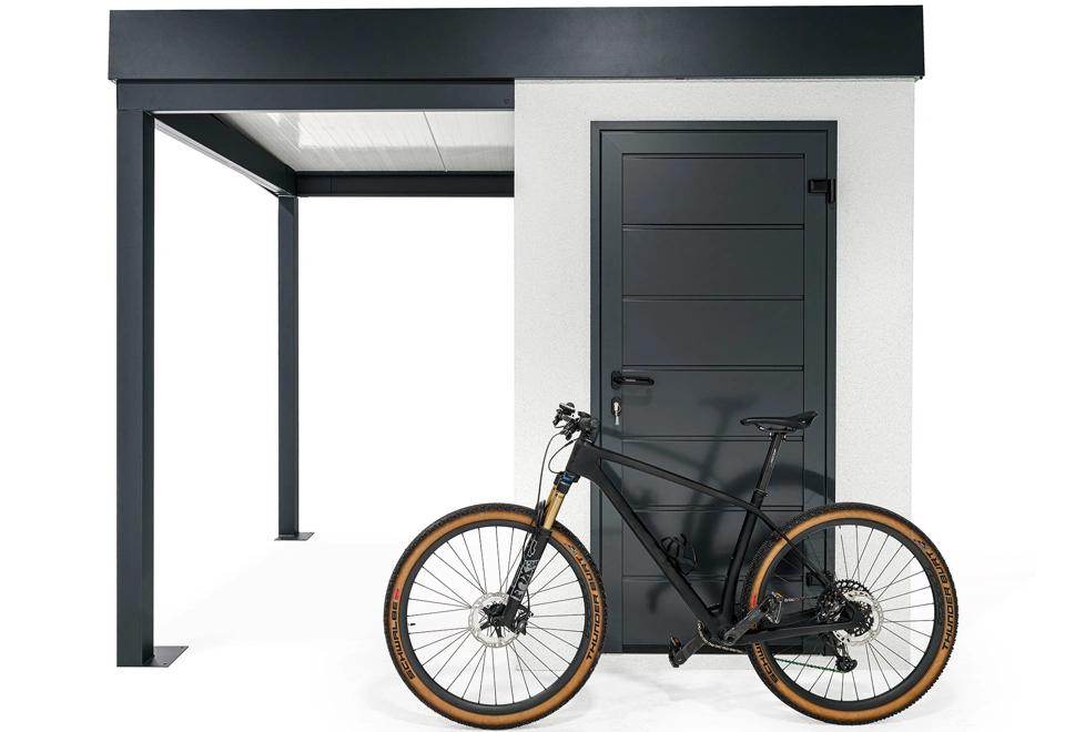 Mini zahradní domek 1,5 x 2 m s levým přístřeškem, zateplenými dveřmi, bílou omítkou a antracitovými doplňky.