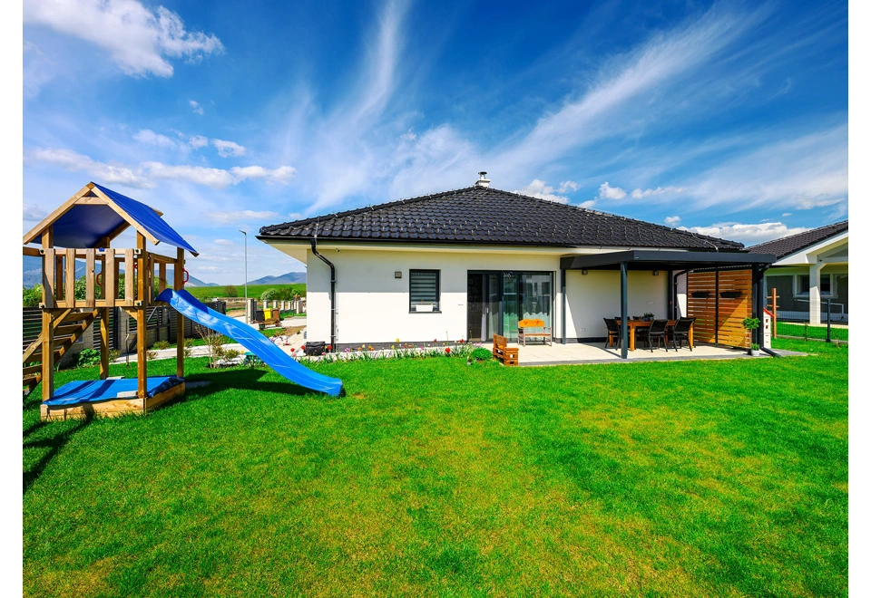 Pergola 4 x 3 m se zateplenou střechou a dřevěnou výplní v pravé části.