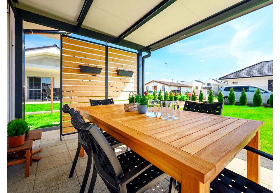 Zateplená střecha a dřevěná výplň stěny pergoly 4 x 3 m s okapem.