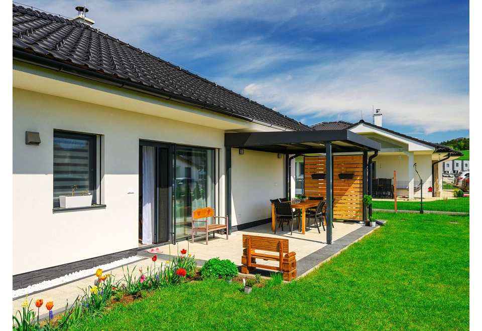 Pergola 4 x 3 m se zateplenou střechou, dřevěnou výplní stěny a okapovým systémem.