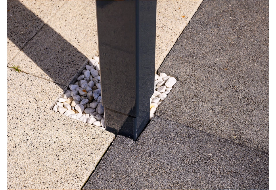 Detail ukotvení zahradní pergoly 4 x 3 m v terase.