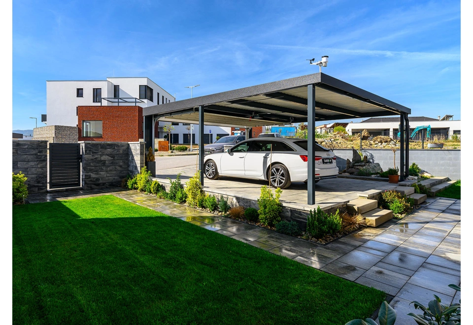 Otevřená garážová vrata přístřešku na auto 5,8 x 7 m se zateplenou střechou.