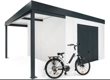 Levý přístřešek zahradního domku 3,5 x 4 m s kolem, s výklopnými garážovými vraty, bílou omítkou a antracitovými doplňky.