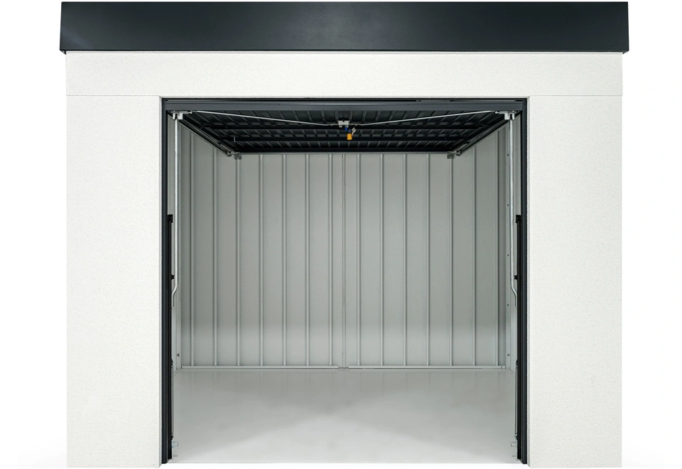 Zahradní domek 3 x 2 m s otevřenými výklopnými garážovými vraty ke stropu, bílá omítka i vnitřní stěny, antracitové doplňky.