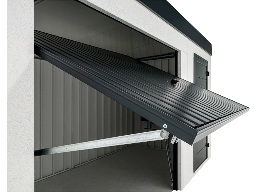 Zahradní domek 4 x 2 m s otevřenými výklopnými garážovými vraty ke stropu,  jednokřídlými dveřmi, bílou omítkou i vnitřními stěnami, antracitové doplňky.