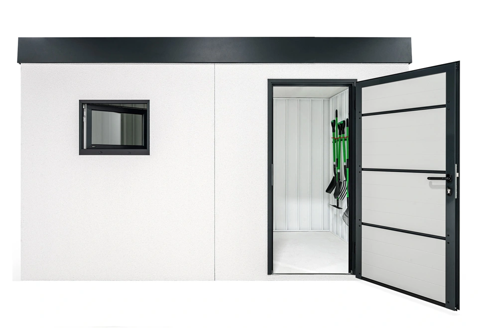 Zahradní domek 4 x 2 m s oknem a zateplenými otevřenými dveřmi, bílou omítkou, antracitovými doplňky a zateplenou střechou.