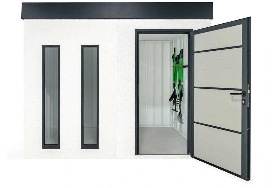 Zahradní domek 3 x 2 m s bílou omítkou, antracitovými doplňky a zateplenou střechou, dvěma světlíky a zateplenými otevřenými dveřmi.