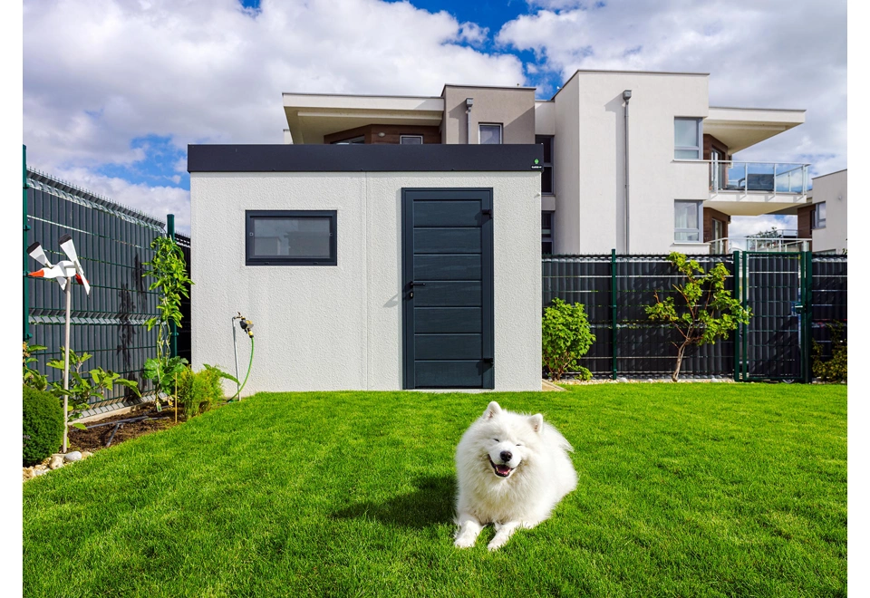 Zahradní domek 3,5 x 2 m s bílou omítkou, antracitovými doplňky a zateplenou střechou, oknem a zateplenými jednokřídlými dveřmi.