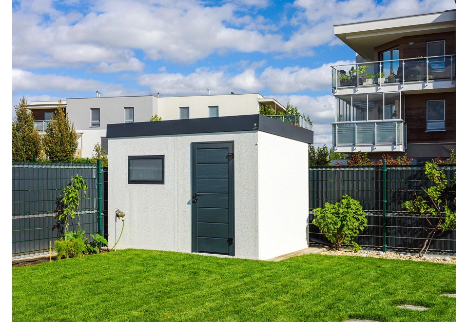 Moderní zahradní domek 3,5 x 2 m s kombinací bílé omítky, antracitových detailů a zateplené střechy.