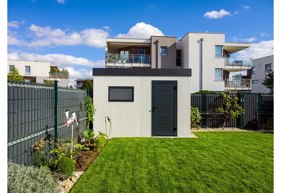 Zahradní domek 3,5 x 2 m s oknem a zateplenými jednokřídlými dveřmi, bílá omítka, antracitové doplňky a zateplená střecha.