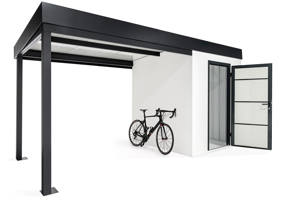 Levý přístřešek na kolo zahradního domku 2 x 2 m, s otevřenými jednokřídlými dveřmi, zateplenou střechou, bílou omítkou a antracitovými doplňky.