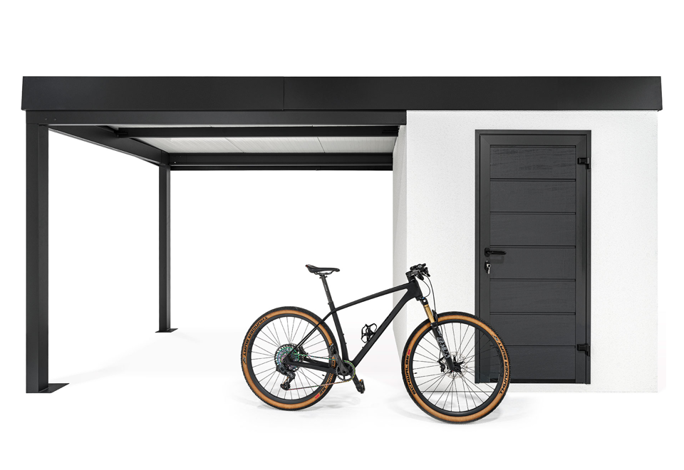 Zahradní domek 2 x 2 m s levým přístřeškem, zateplenými dveřmi, bílou omítkou a antracitovými doplňky.