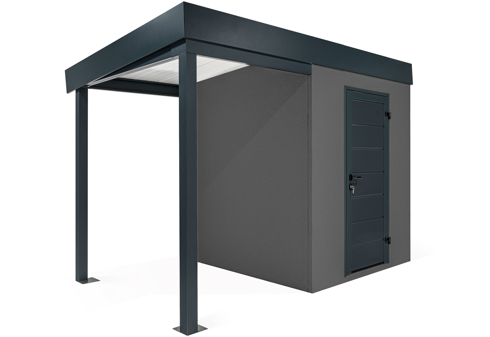 Zahradní domek s dveřmi Hörmann v antracitové barvě. Zahradní domek má přístřešek na levé straně o délce 1,5m.