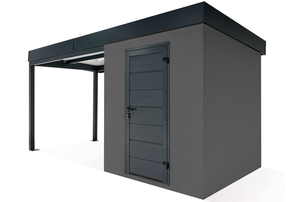 Zahradní domek s dveřmi Hörmann v antracitové barvě. Zahradní domek má přístřešek na levé straně o délce 3m.