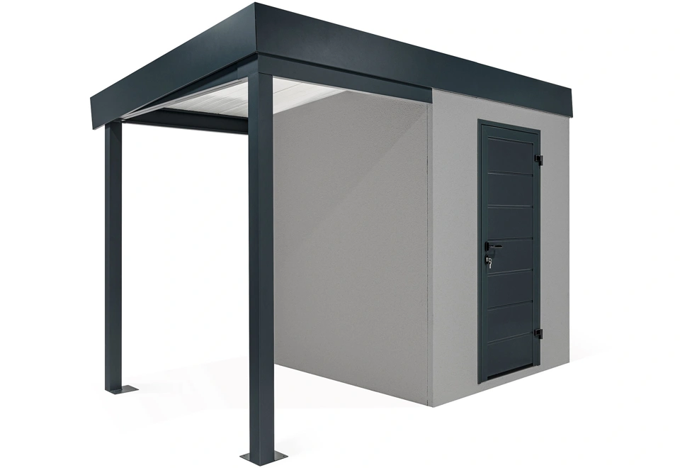 Zahradní domek s dveřmi Hörmann v šedé barvě. Zahradní domek má přístřešek na levé straně o délce 1,5 m.