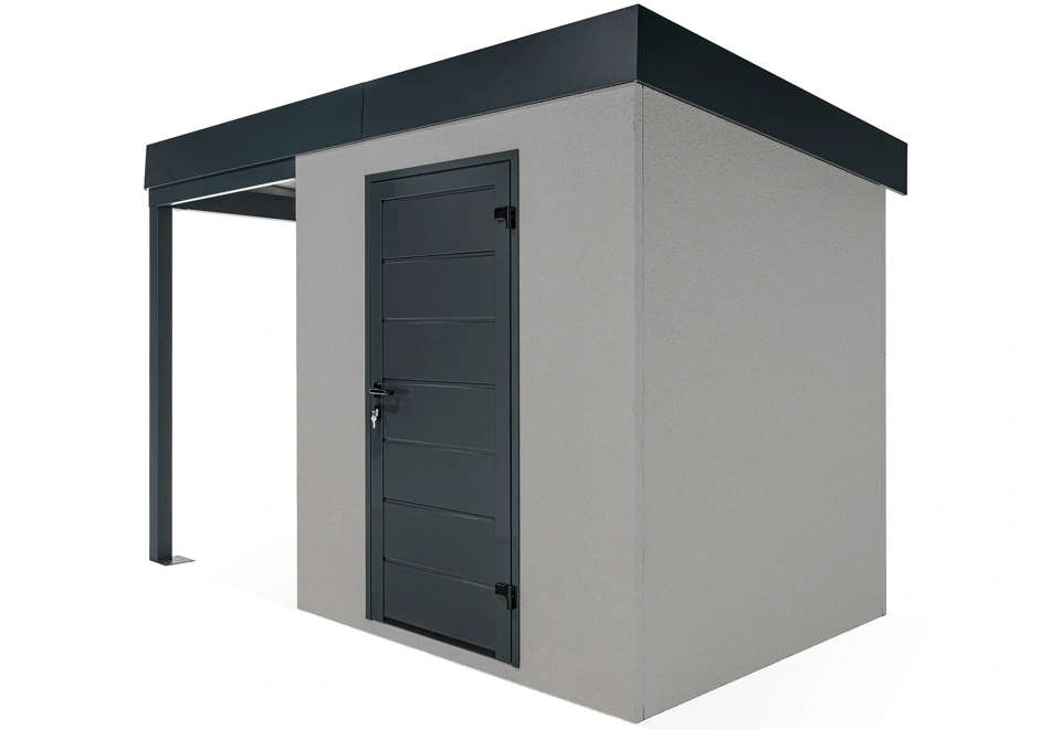 Zahradní domek s dveřmi Hörmann v šedé barvě. Zahradní domek má přístřešek na levé straně o délce 1,5 m.