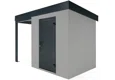 Zahradní domek s dveřmi Hörmann v šedé barvě. Zahradní domek má přístřešek na levé straně o délce 1,5 m.