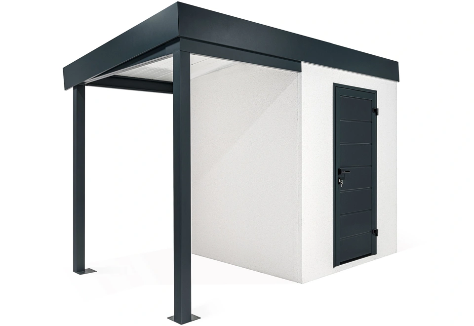 Zahradní domek s dveřmi Hörmann v bílé barvě. Zahradní domek má rozměr 2x2 m a přístřešek na levé straně o délce 1,5 m.