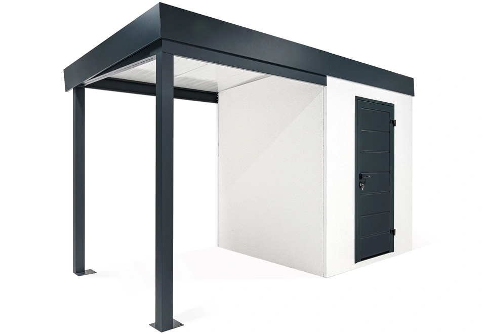 Zahradní domek s dveřmi Hörmann v bílé barvě. Zahradní domek má rozměr 2x2 m a přístřešek na levé straně o délce 2 m.
