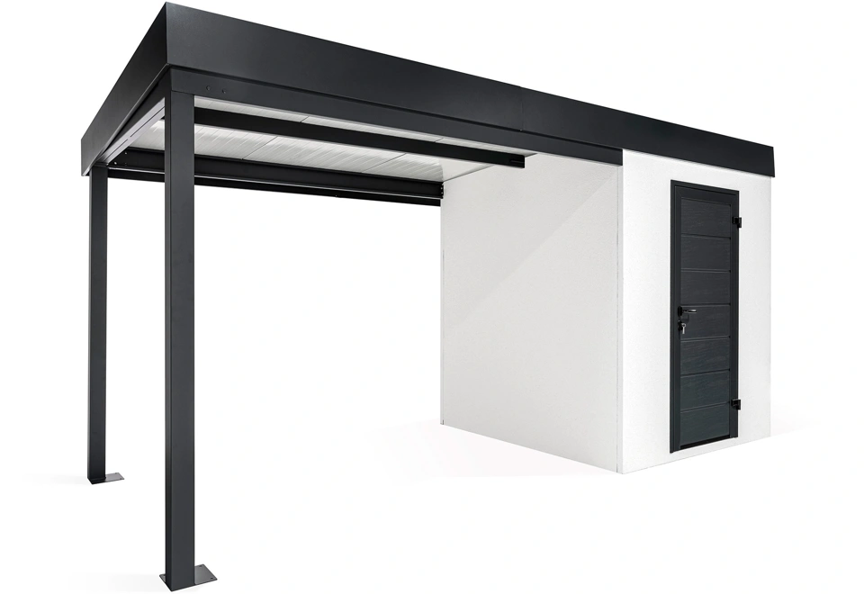 Zahradní domek s dveřmi Hörmann v bílé barvě. Zahradní domek má rozměr 2x2 m a přístřešek na levé straně o délce 3 m.