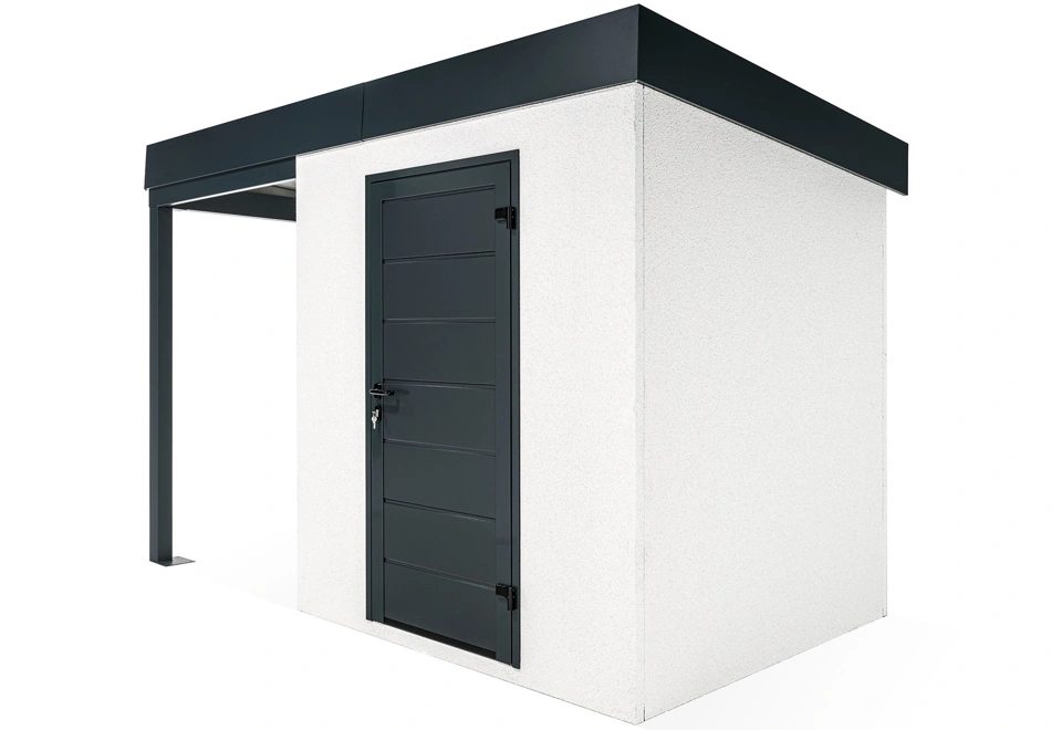 Zahradní domek s dveřmi Hörmann v bílé barvě. Zahradní domek má rozměr 2x2 m a přístřešek na levé straně o délce 1,5 m.
