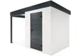 Zahradní domek s dveřmi Hörmann v bílé barvě. Zahradní domek má rozměr 2x2 m a přístřešek na levé straně o délce 2 m.