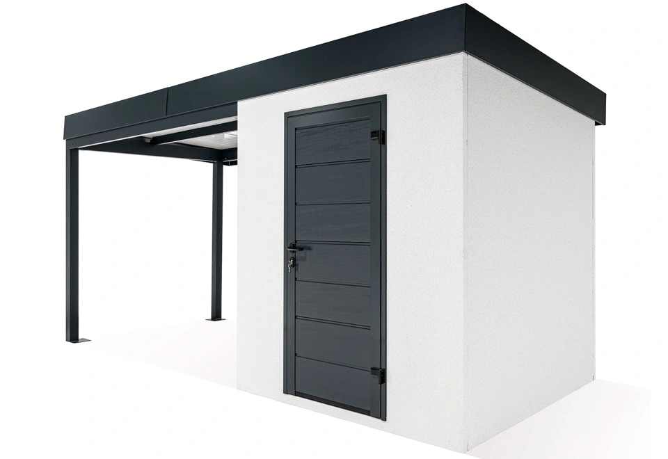 Zahradní domek s dveřmi Hörmann v bílé barvě. Zahradní domek má rozměr 2x2 m a přístřešek na levé straně o délce 3 m.