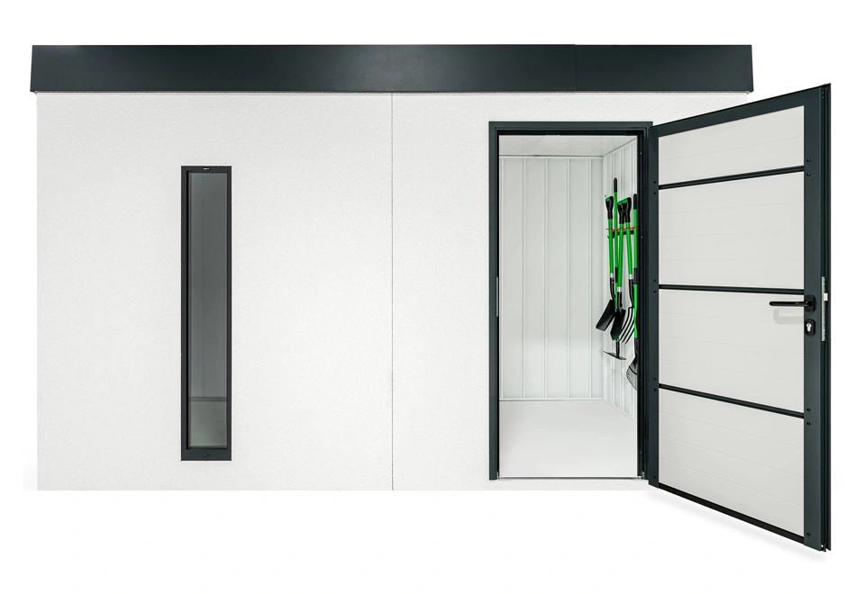 Otevřené zateplené jednokřídlé dveře zahradní domku 4 x 2 m se světlíkem, bílou omítkou, antracitovými doplňky a zateplenou střechou.