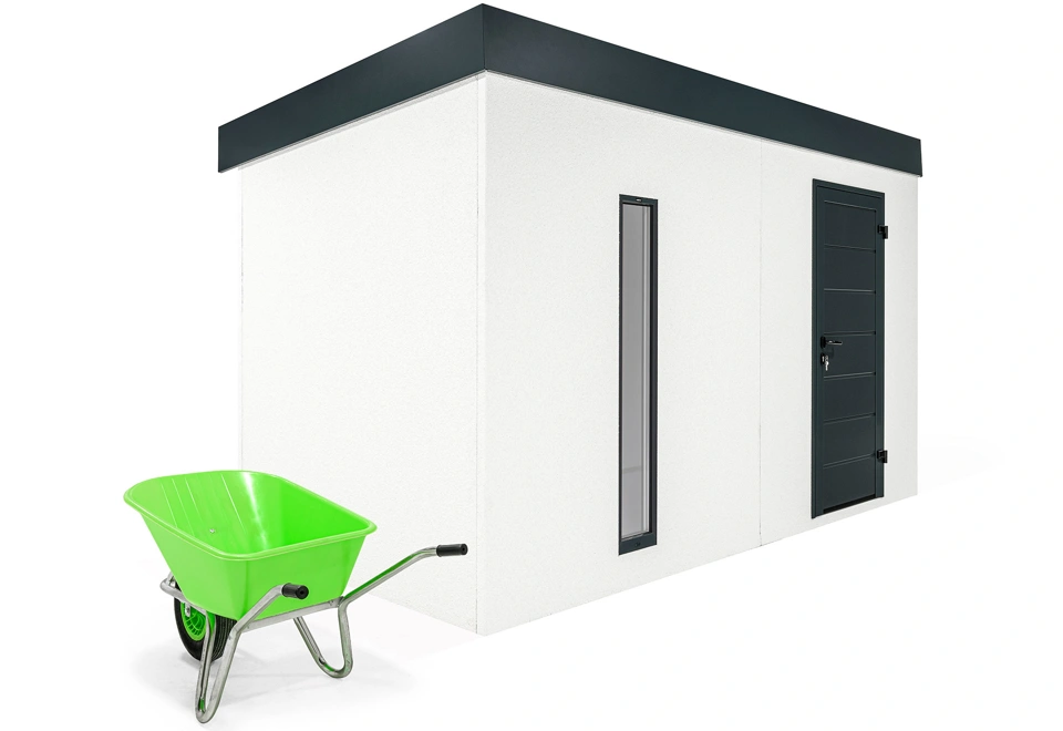Profil zahradního domku 4 x 2 m se světlíkem, zateplenými dveřmi, bílou omítkou, antracitovými doplňky a zateplenou střechou.