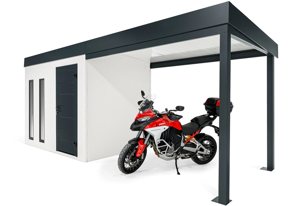 Pravý přístřešek na motorku zahradního domku 3 x 2 m, se dvěma světlíky, jednokřídlými dveřmi, zateplenou střechou, bílou omítkou a antracitovými doplňky.