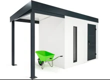 Detail levého přístřešku zahradního domku 3 x 2 m se světlíkem, zateplenými dveřmi a střechou, bílá omítka.