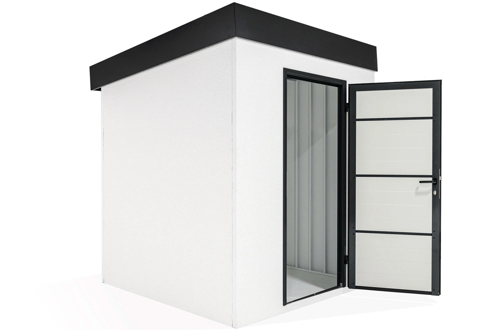 Otevřené zateplené jednokřídlé dveře zahradní domku 2 x 2 m s bílou omítkou, antracitovými doplňky a zateplenou střechou.