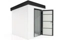 Otevřené zateplené jednokřídlé dveře zahradní domku 2 x 2 m s bílou omítkou, antracitovými doplňky a zateplenou střechou.