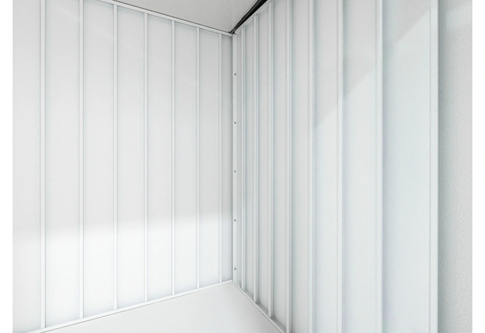 Interiér zahradního domku 2 x 2 m v prázdném prostoru s bílými stěnami a zateplenou střechou.