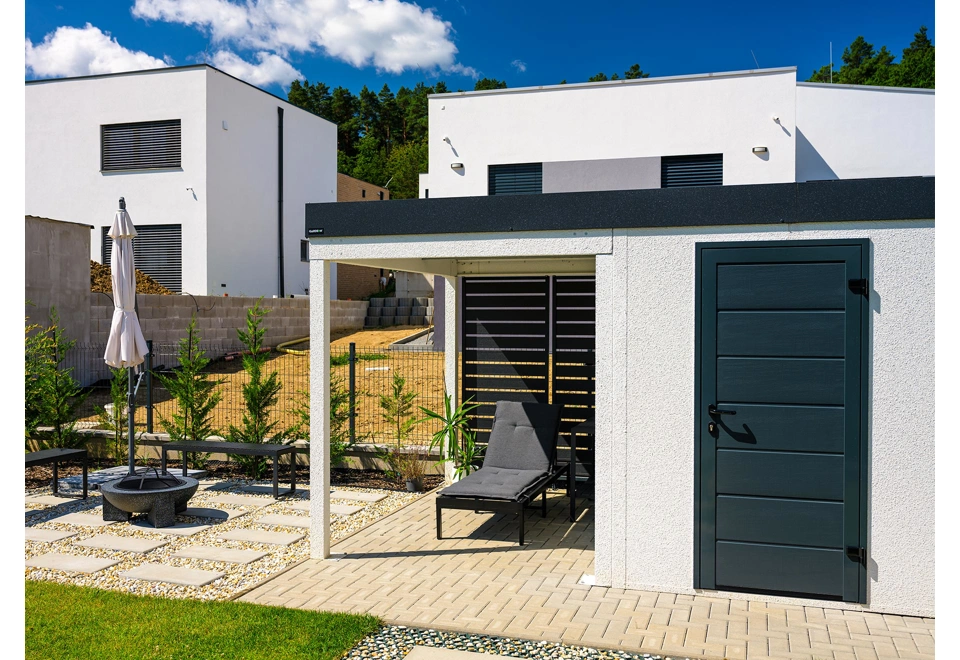 Zahradní domek 4 x 3 m s levým přístřeškem se zástěnou, zateplenými dveřmi, bílou omítkou a antracitovými doplňky.