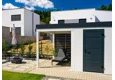 Zahradní domek 4 x 3 m s levým přístřeškem se zástěnou, zateplenými dveřmi, bílou omítkou a antracitovými doplňky.