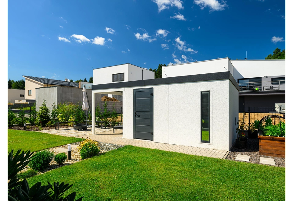 Zahradní domek 4 x 3 m s levým přístřeškem, světlíkem, zateplenými dveřmi, bílou omítkou a antracitovými doplňky.