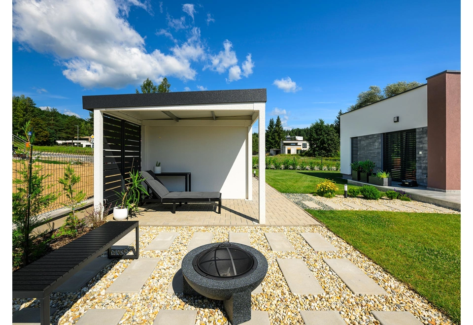 Přístřešek se zástěnou zahradního domku 4 x 3 m se zateplenou střechou, bílá omítka a antracitové doplňky.