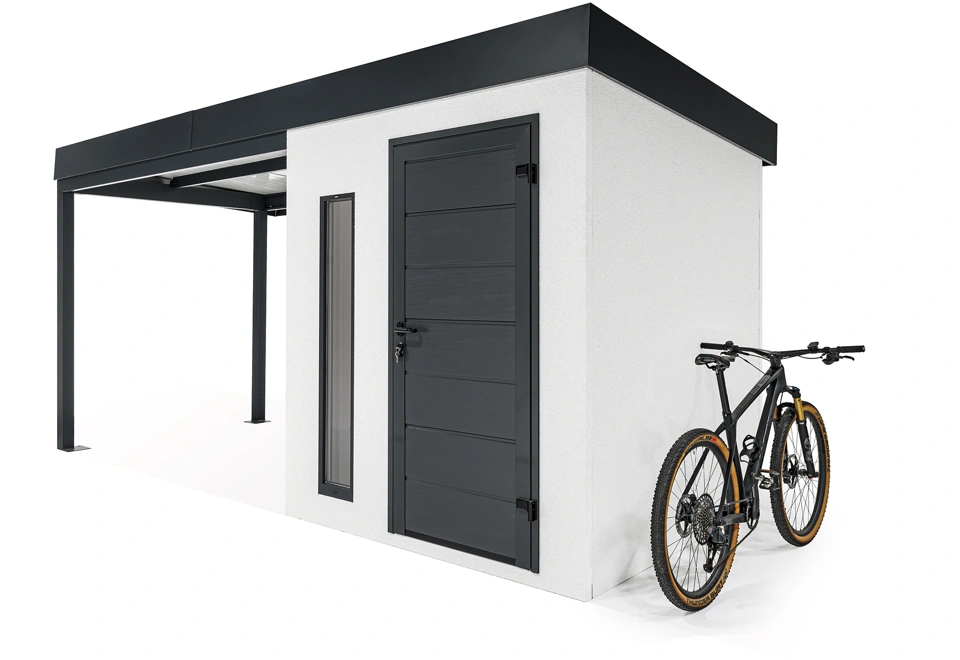 Detail rohu montovaného zahradního domku 2 x 2 m s levým přístřeškem, zateplenou střechou, bílou omítkou a antracitovými doplňky.