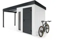 Detail rohu montovaného zahradního domku 2 x 2 m s levým přístřeškem, zateplenou střechou, bílou omítkou a antracitovými doplňky.
