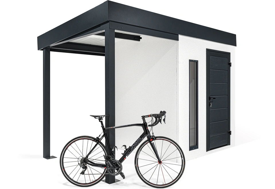 Detail levého přístřešku s kolem zahradního domku 2 x 2 m, se světlíkem, jednokřídlými dveřmi, zateplenou střechou, bílou omítkou a antracitovými doplňky.