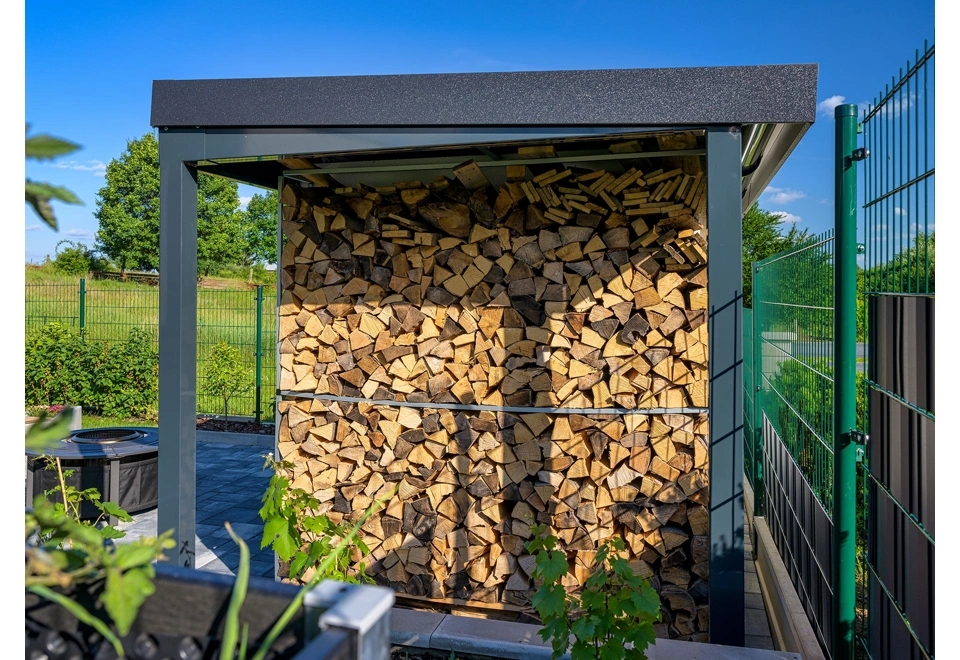 Přístřešek na dřevo zahradního domku 3 x 2 m se zateplenou střechou a antracitovou atikou.