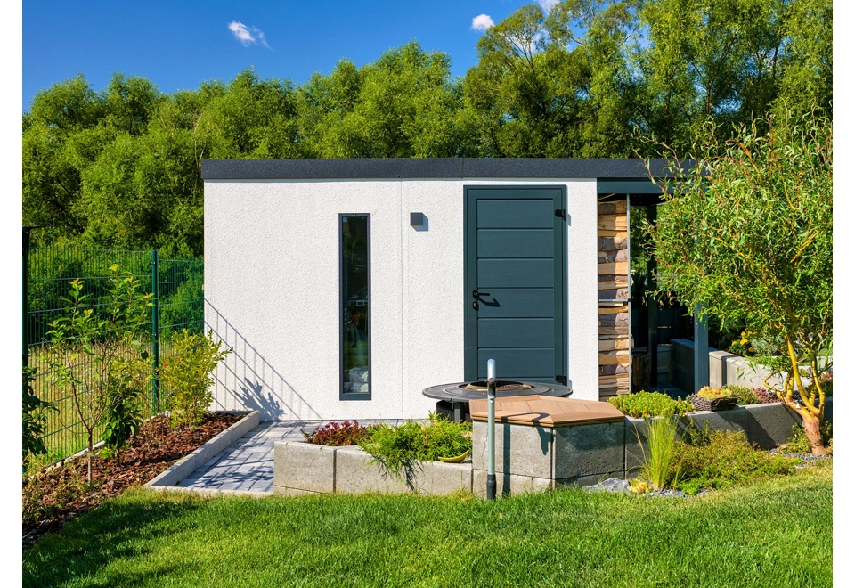 Zahradní domek 3 x 2 m s pravým přístřeškem, světlíkem, jednokřídlými dveřmi, bílou omítkou a antracitovými doplňky.