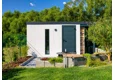 Zahradní domek 3 x 2 m s pravým přístřeškem, světlíkem, jednokřídlými dveřmi, bílou omítkou a antracitovými doplňky.