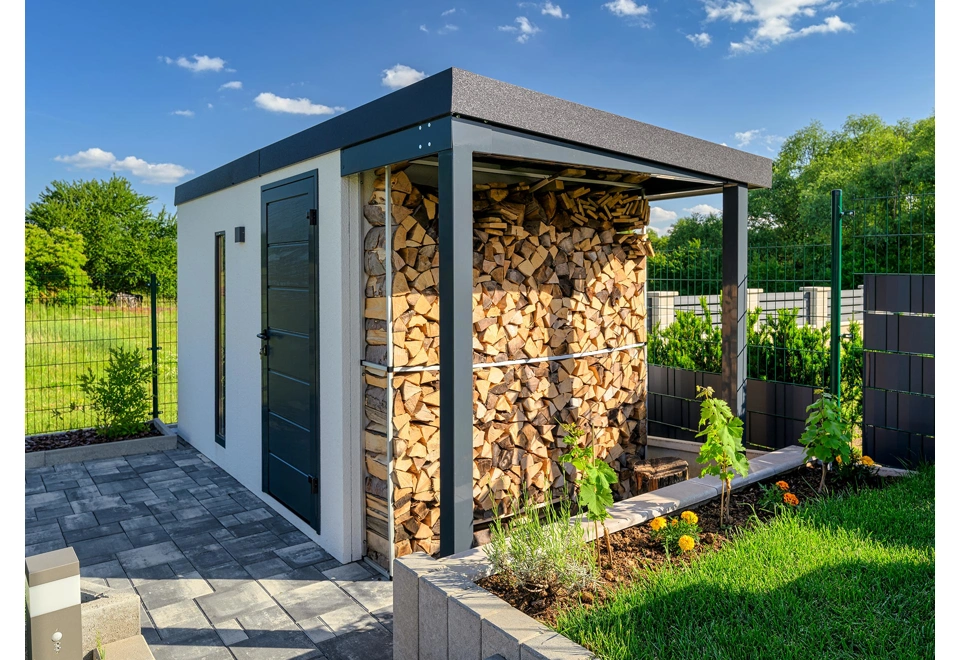 Přístřešek zahradního domku 3 x 2 m s dveřmi a světlíkem, bílá omítka a antracitová atika se zateplenou střechou.