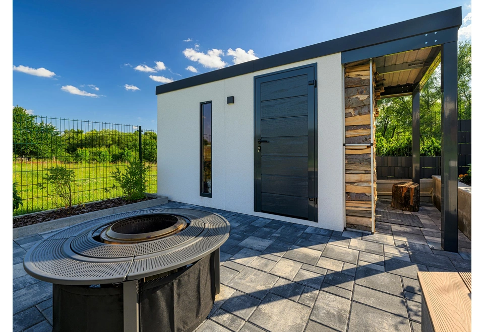 Detail pravého přístřešku zahradního domku 3 x 2 m se světlíkem, dveřmi, zateplenou střechou a bílou designovou omítkou.