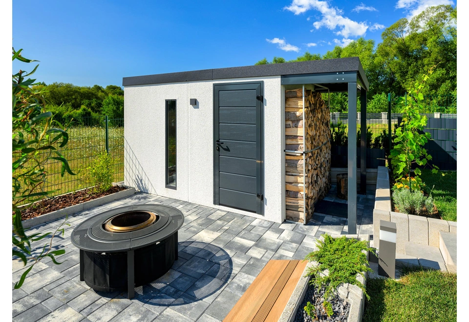 Pravý přístřešek na dřevo zahradního domku 3 x 2 m se světlíkem a zateplenými dveřmi, bílá designová omítka a antracitové doplňky.