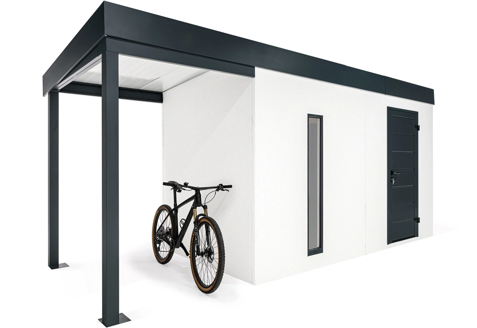 Levý přístřešek na kolo zahradního domku 4 x 2 m, se světlíkem, jednokřídlými dveřmi, zateplenou střechou, bílou omítkou a antracitovými doplňky.